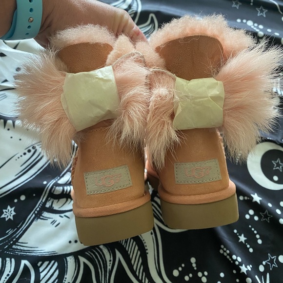NWT Light Ugg’s sun tan color fluff bow boots - Picture 3 of 4